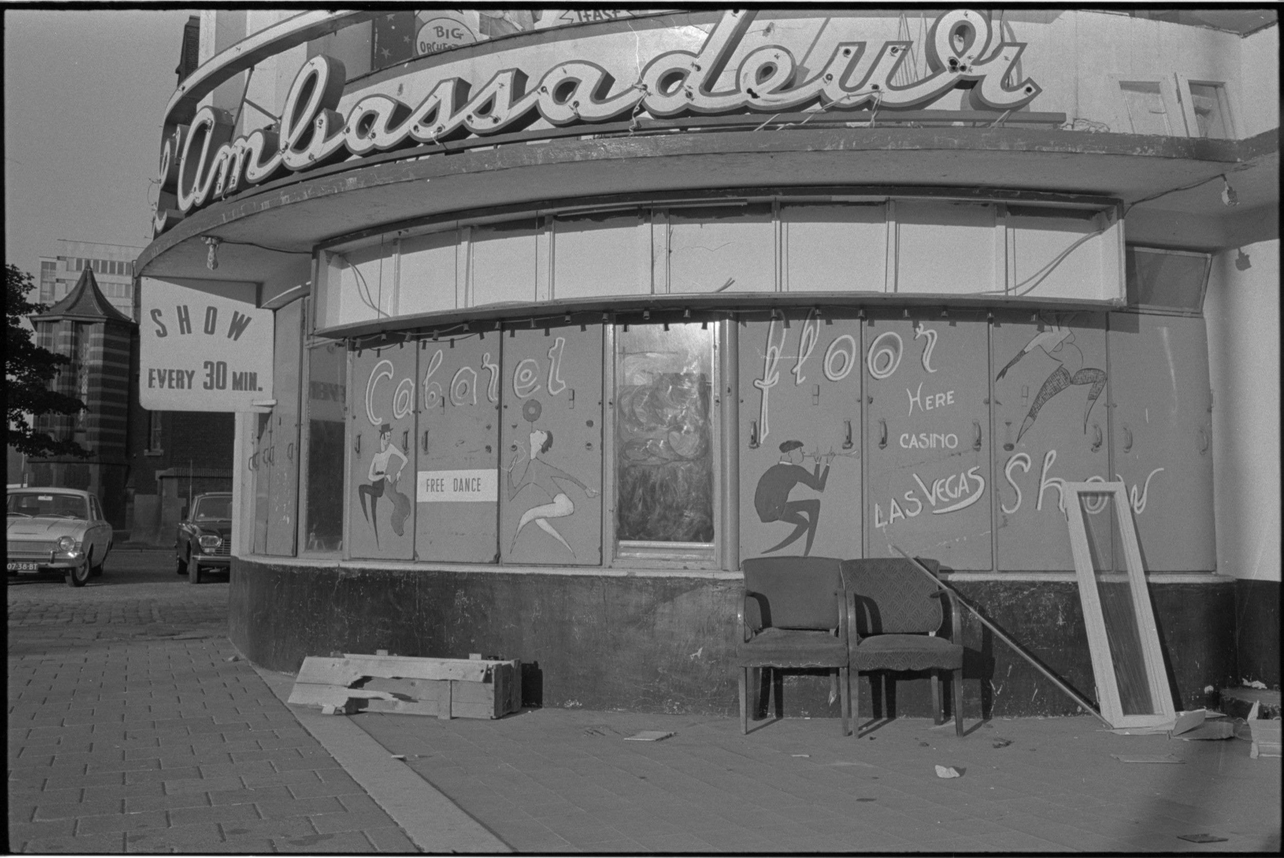 Demolition of nightclub l'Ambassadeur, Rochussenstraat 172, June 1967