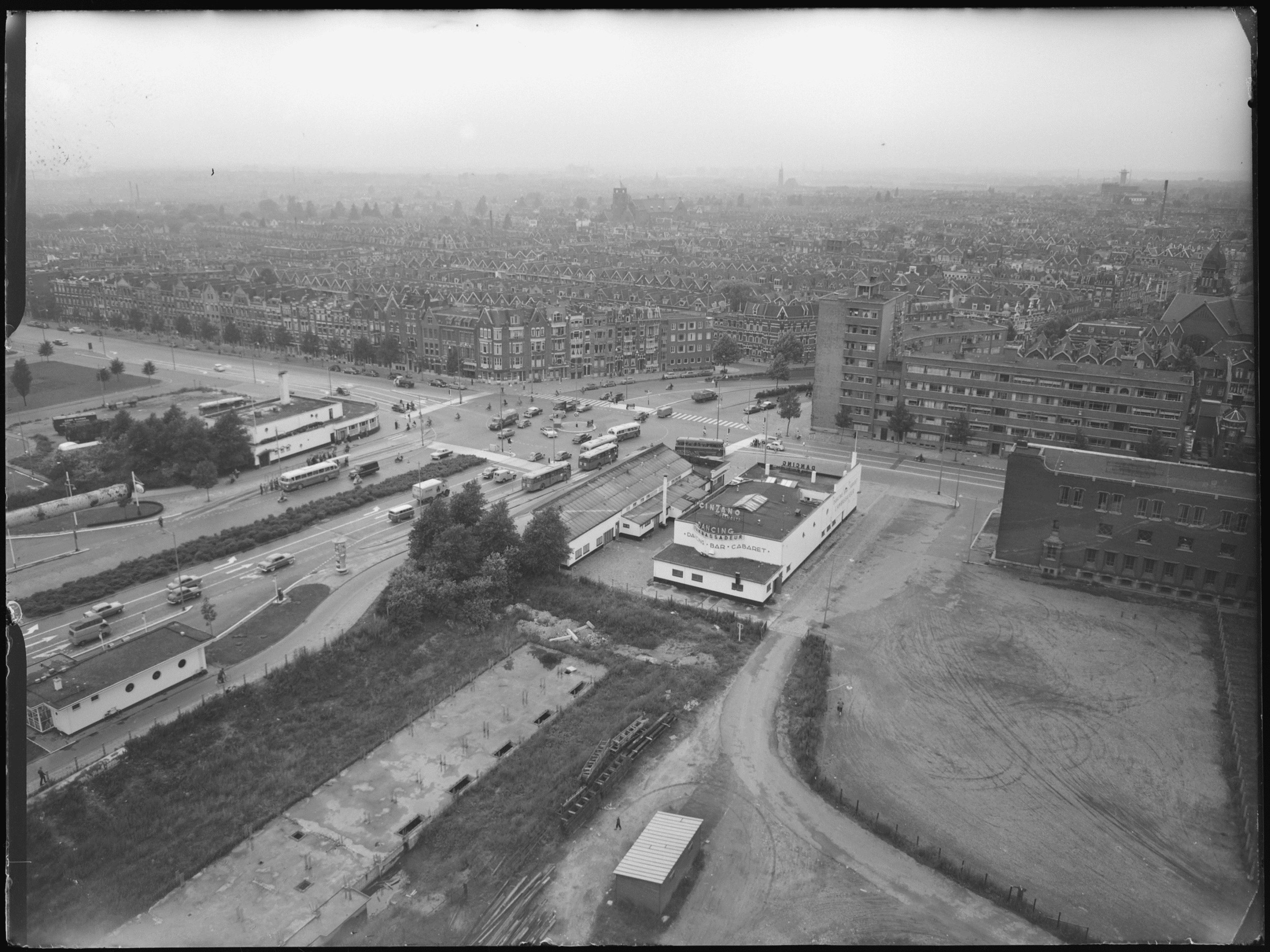 Aerial view of the l'Ambassadeur corner, 's-Gravendijkwal/Rochussenstraat, 18 July 1957