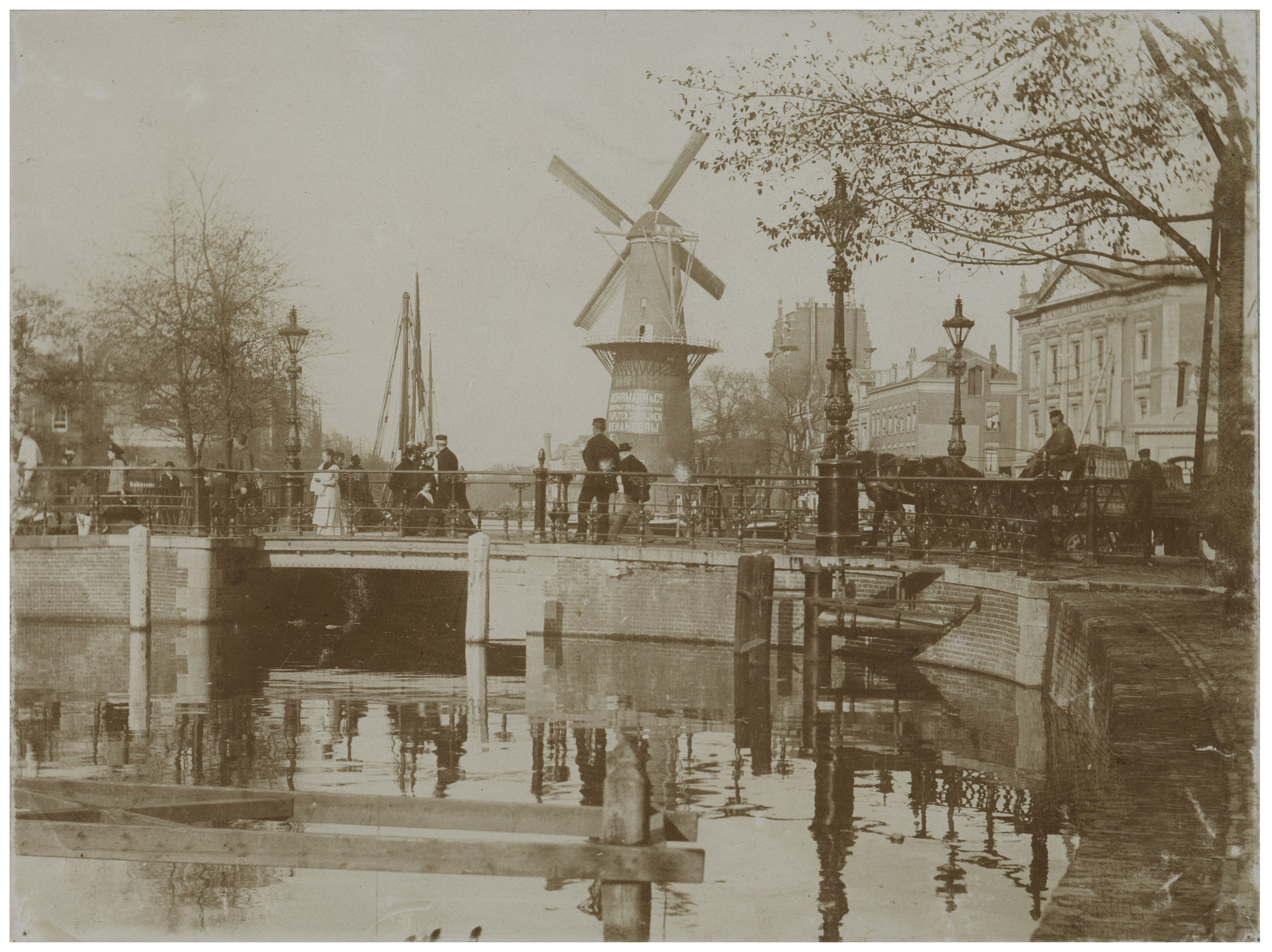 De Coolvest met molen De Hoop, Rotterdam (photograph, c.1890-1905)