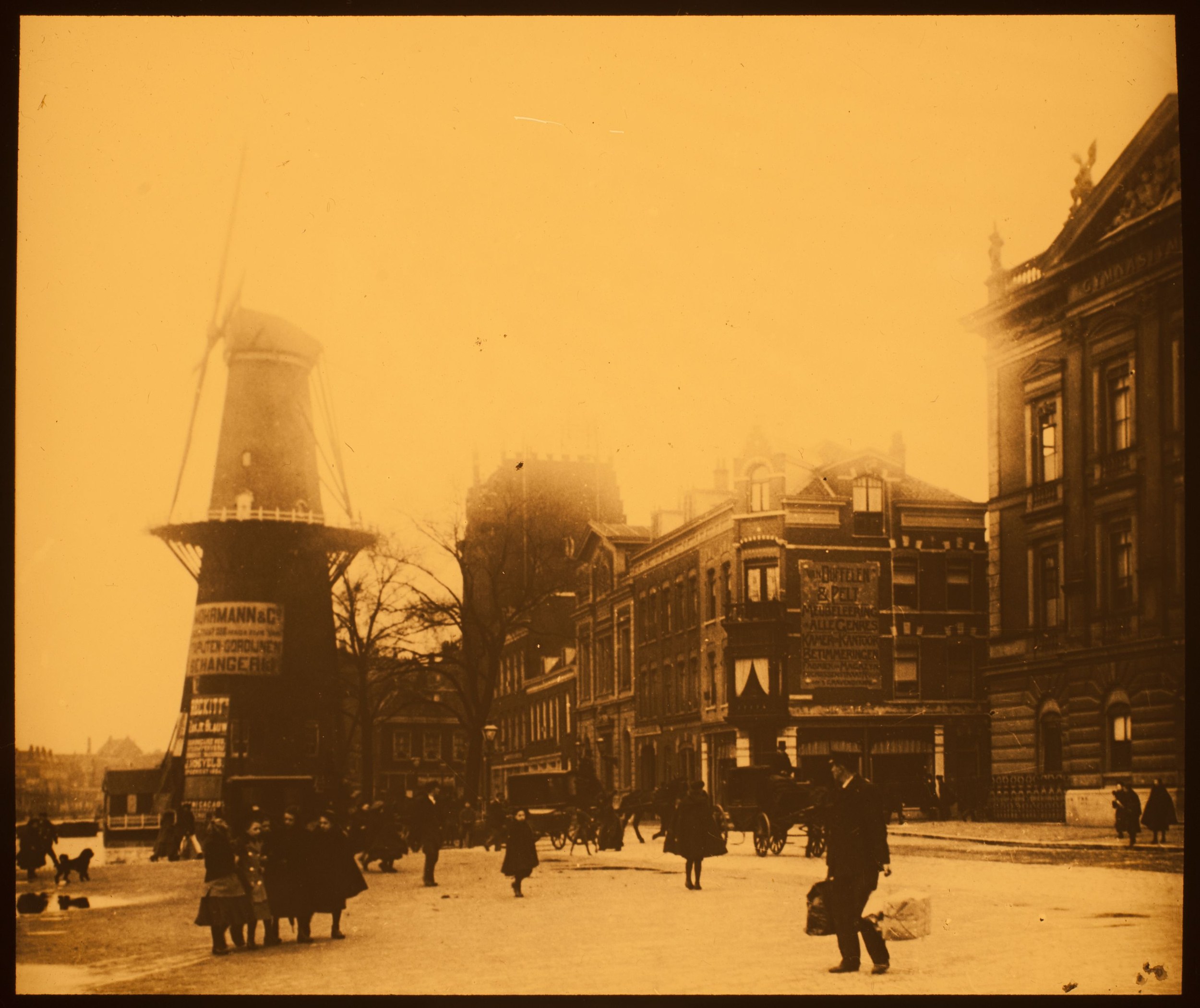 De Coolsingel met links Korenmolen De Hoop aan de Coolvest — reclamebord Van Duffelen & Pelt