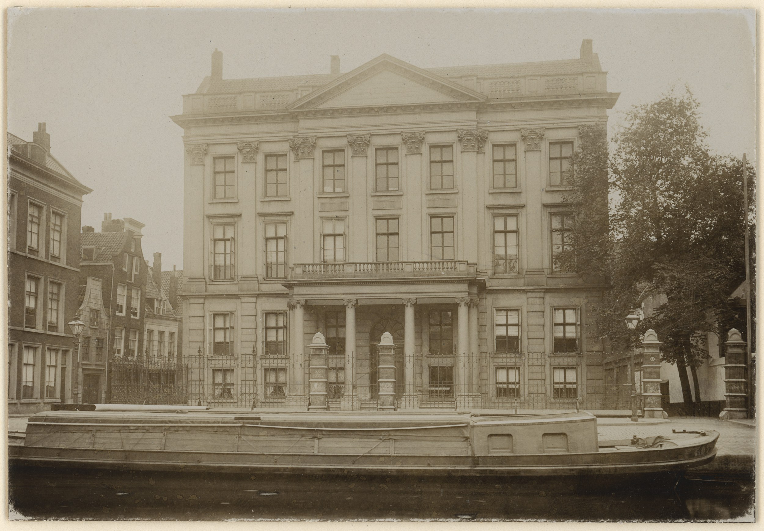 Politiebureau aan het Haagscheveer, Rotterdam (photograph, c.1900)