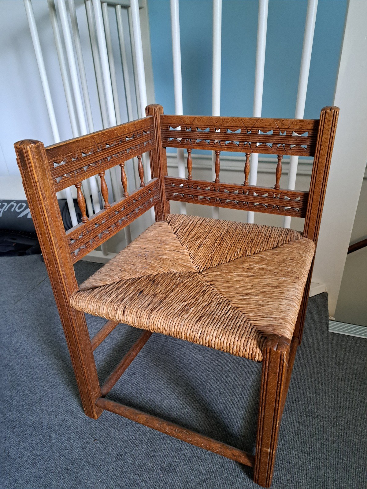 Oak corner chair (hoekstoel), said to be made in the Van Duffelen & Pelt factory. Collectie familie Eland-Pelt (via a living person, private)