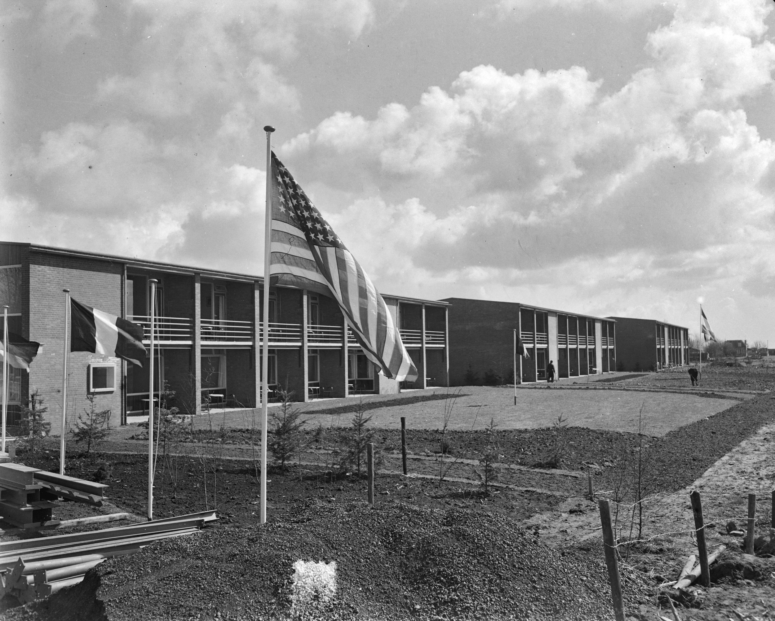 Anefo/Nationaal Archief - Motel Hoornwijck, flag raised ahead of 1 May 1956 opening