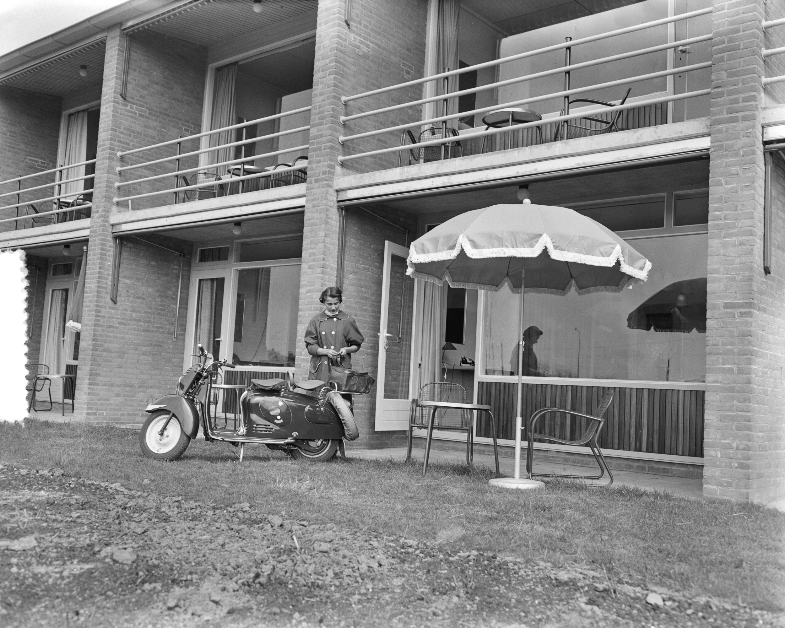 Anefo/Nationaal Archief - Motel Hoornwijck exterior, opening day 1 May 1956