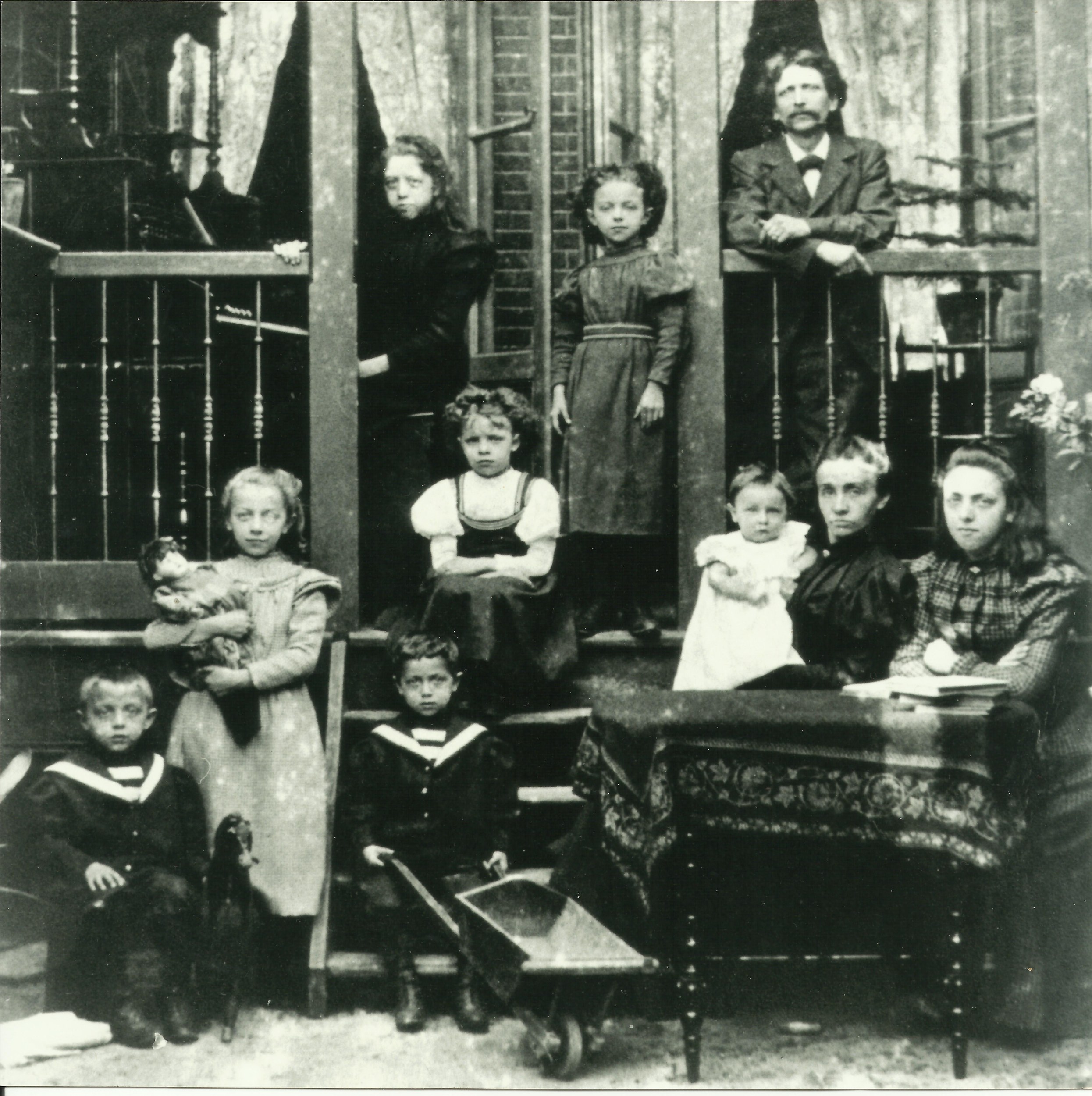 La famiglia Pelt, molto probabilmente nel 1899: Cornelis Pelt in alto a destra, la moglie Jacoba Anna Muijser e gli otto figli; un bambino alla marinara è Cees, che quell'anno posò la prima pietra della fabb…