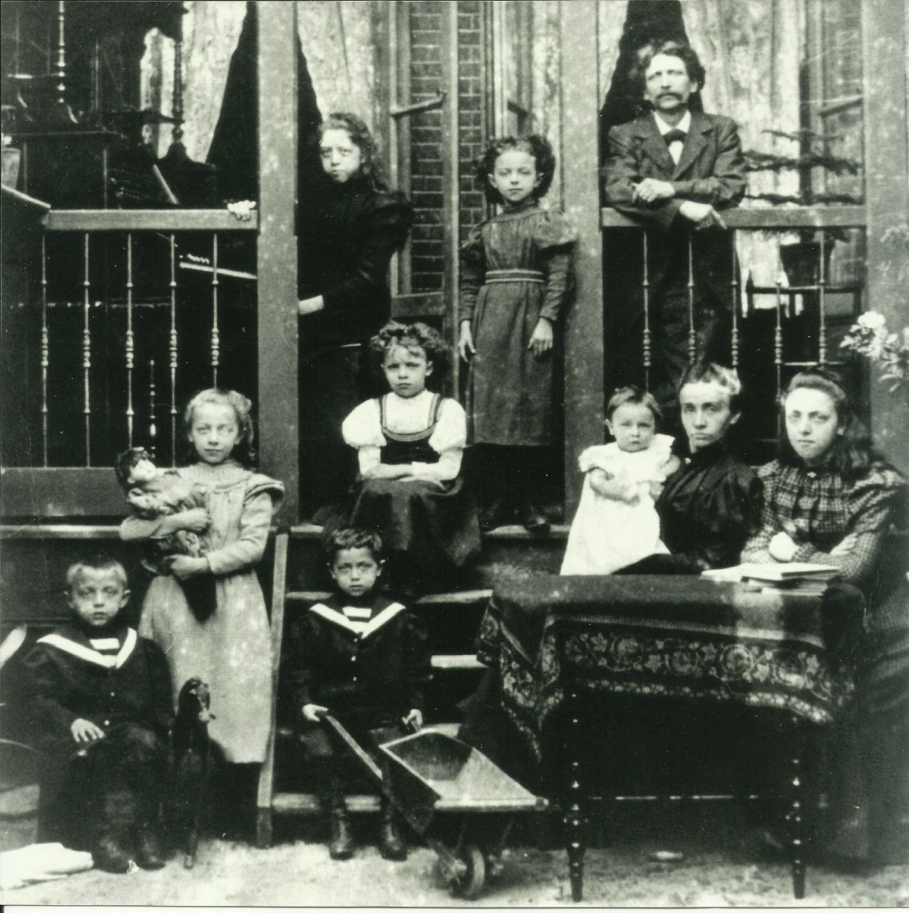 Pelt family group photograph and local annotated key