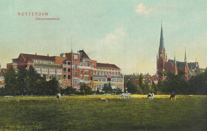 Nieuwe aanbouw Diaconessenhuis gezien vanaf Land van Hoboken, rechts Sint-Ignatiuskerk