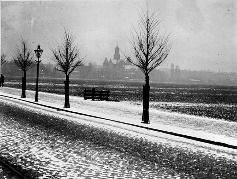 De besneeuwde Nieuwe Binnenweg met het land van Hoboken, Westersingel en toren van de Remonstrantse kerk op de achtergrond 1908
