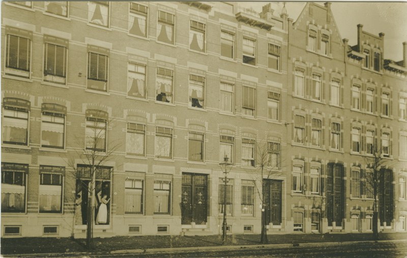 Fila di case; il nome del file attribuisce la foto alla Rochussenstraat, ca. 1912