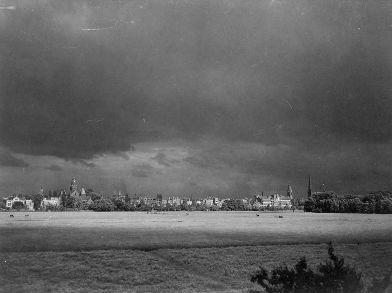 Zicht op de Westersingel met de toren van de Remonstrantse Kerk en het Diaconessenhuis vanaf het land van Hoboken 1912