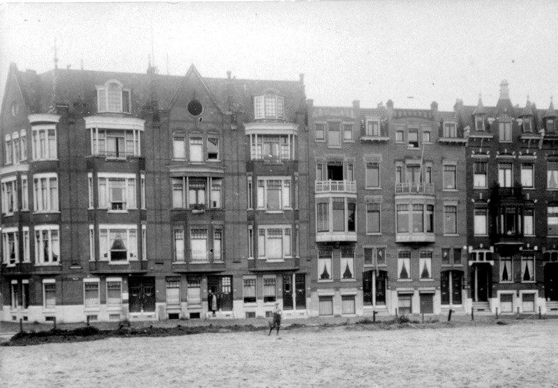 Gezicht op enige huizen aan de 's-Gravendijkwal bij de Rochussenstraat.