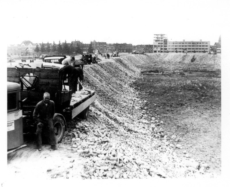 Macerie scaricate da autocarri; il nome del file indica Rotterdam, 1940