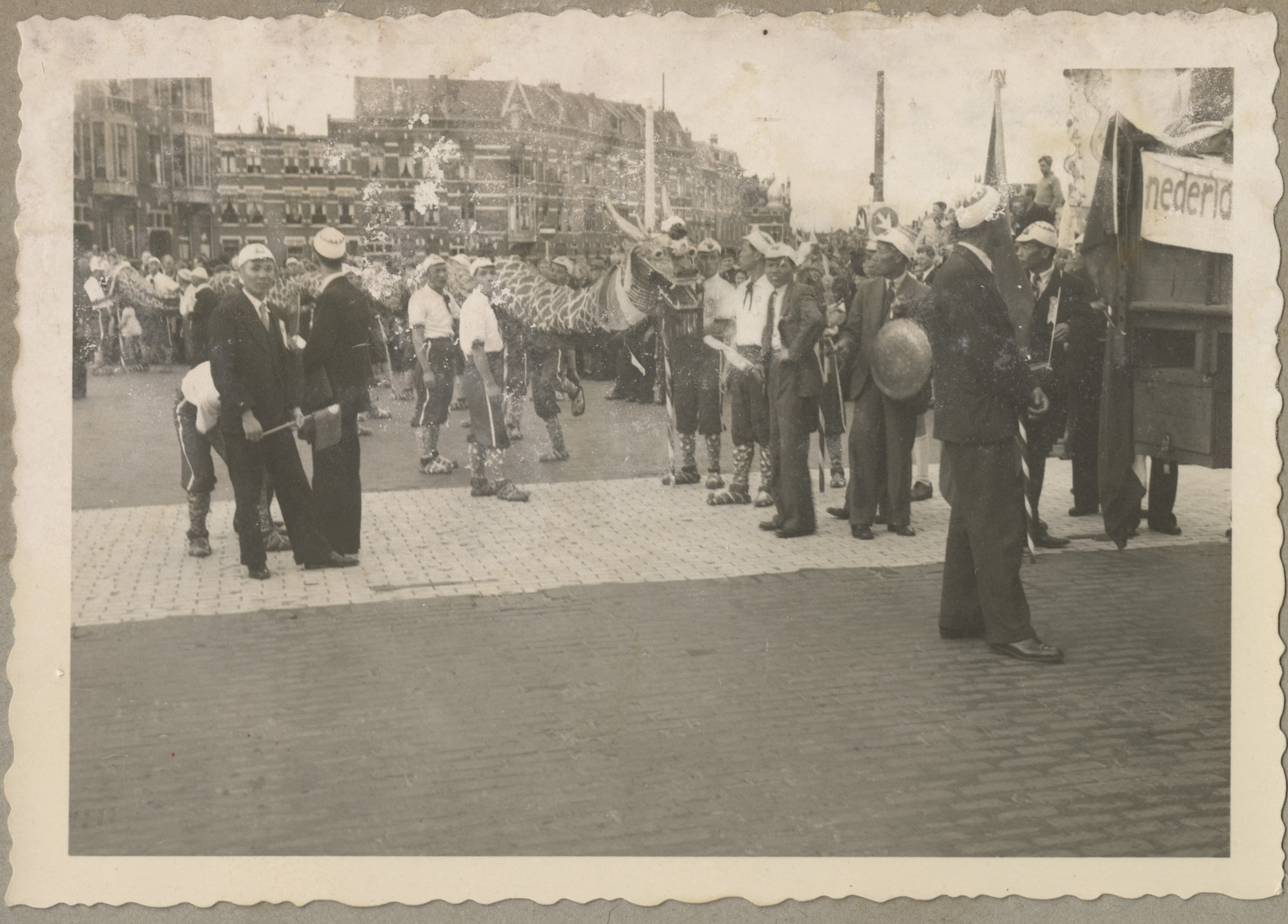 Chinese bevrijdingsoptocht met een tientallen meters lange draak en gekostumeerde drakendansers. De stoet is ter hoogte van de kruising 's-Gravendijkwal en Rochussenstraat.