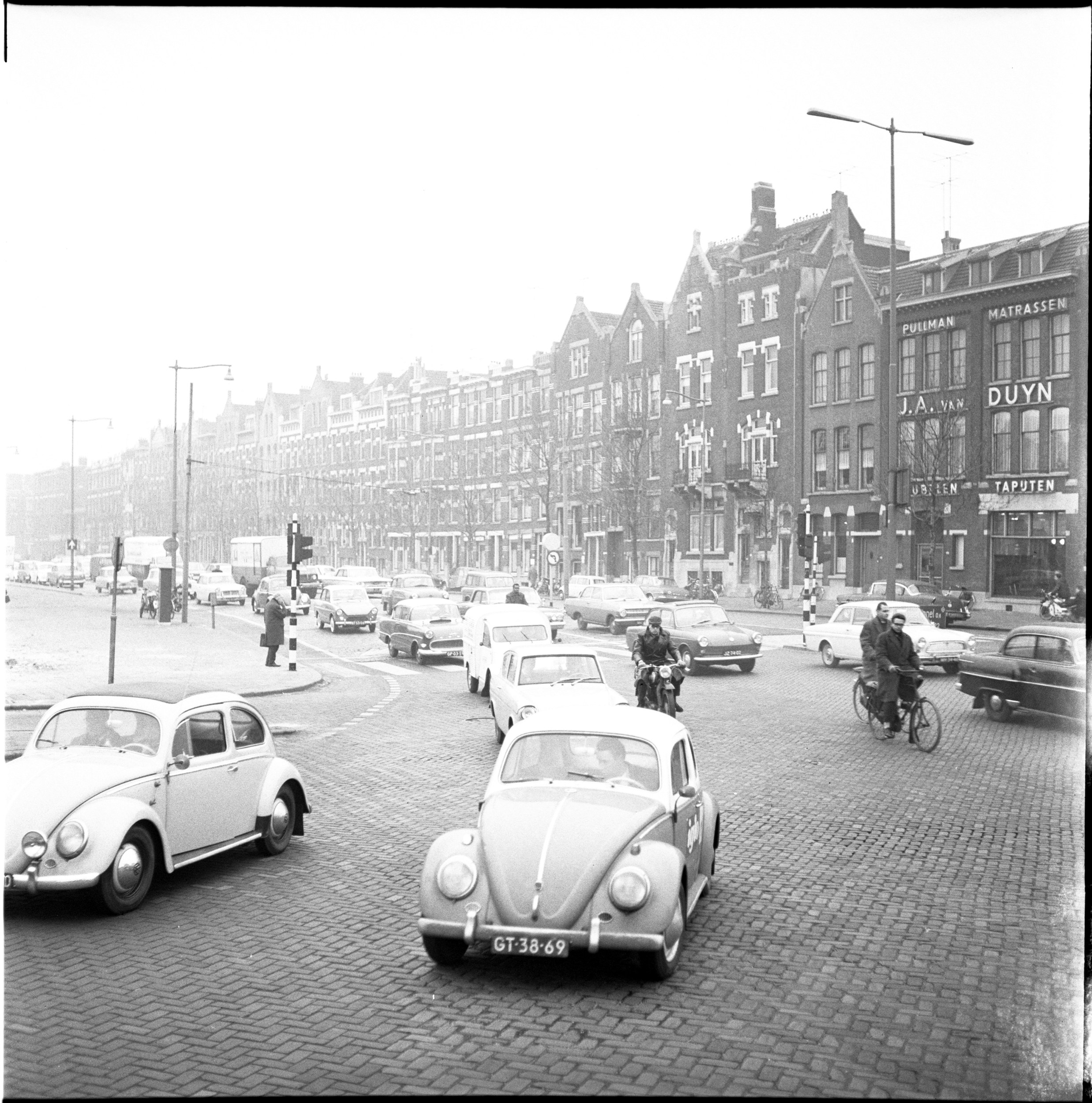 Traffic beside J. A. van Duyn furniture shop, filename 1965