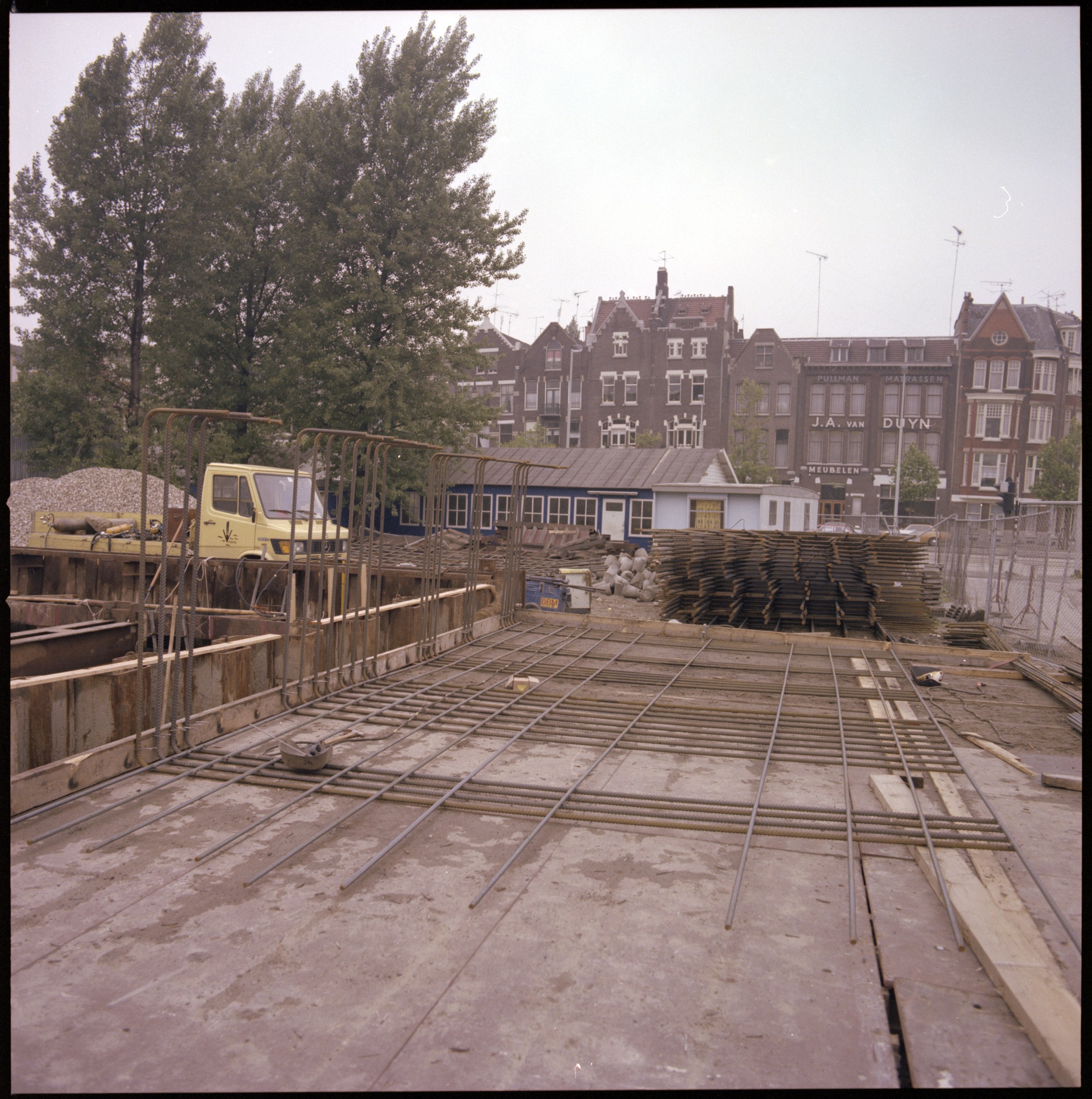 Stadsarchief Rotterdam Beeldbank — lavori della metropolitana alla Rochussenstraat; sullo sfondo i locali di van Duyn (1980)