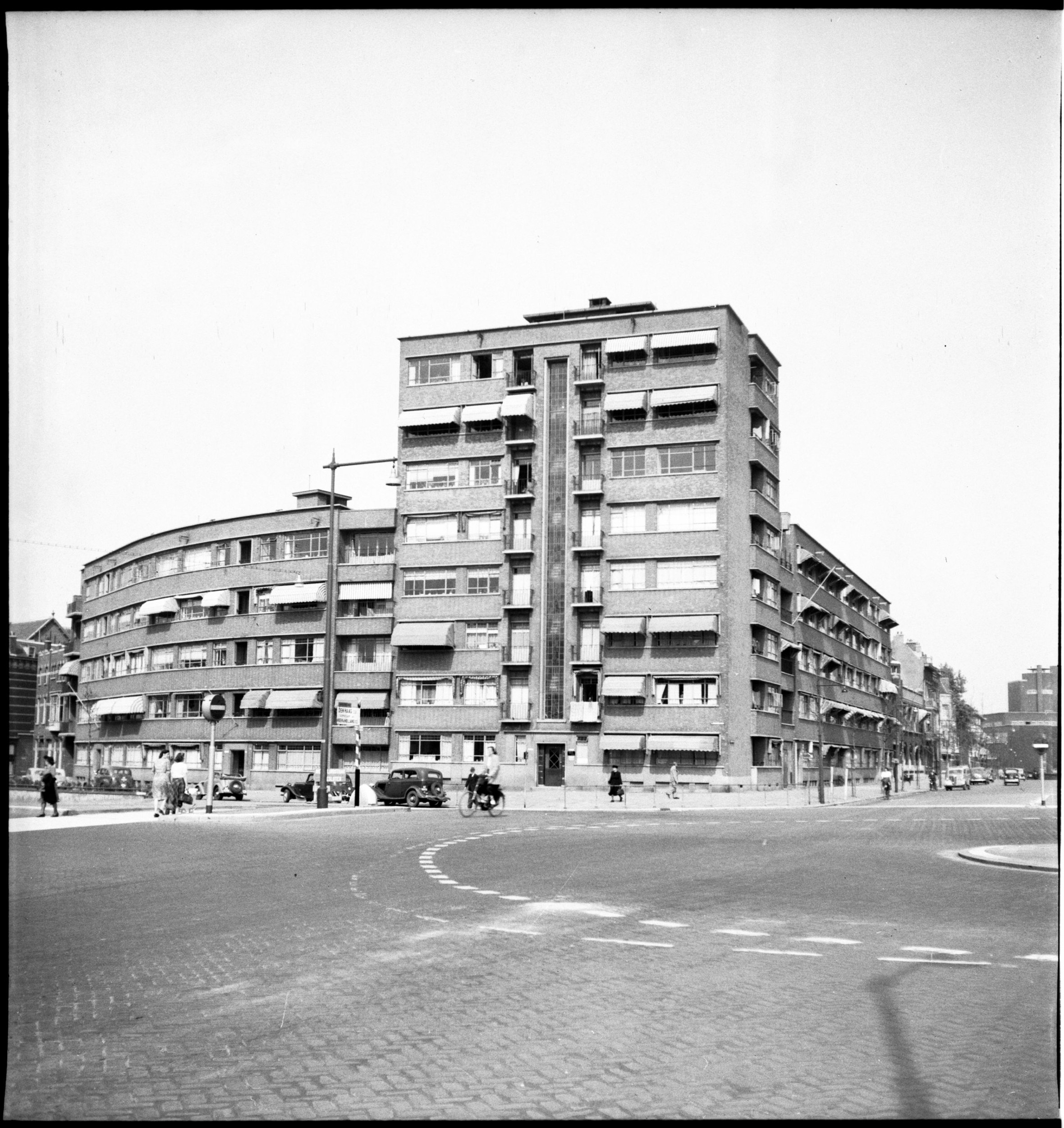 Tunnelzicht corner apartment building