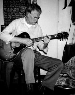 Derek Bailey che suona la chitarra