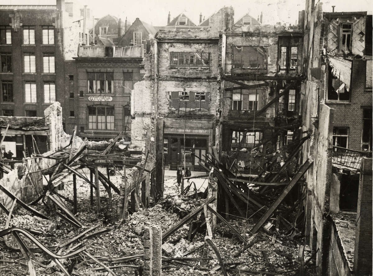 Kipstraat fire, 27 April 1929 — Overzicht van de ravage na de brand in de meubeltoonzalen/magazijnen