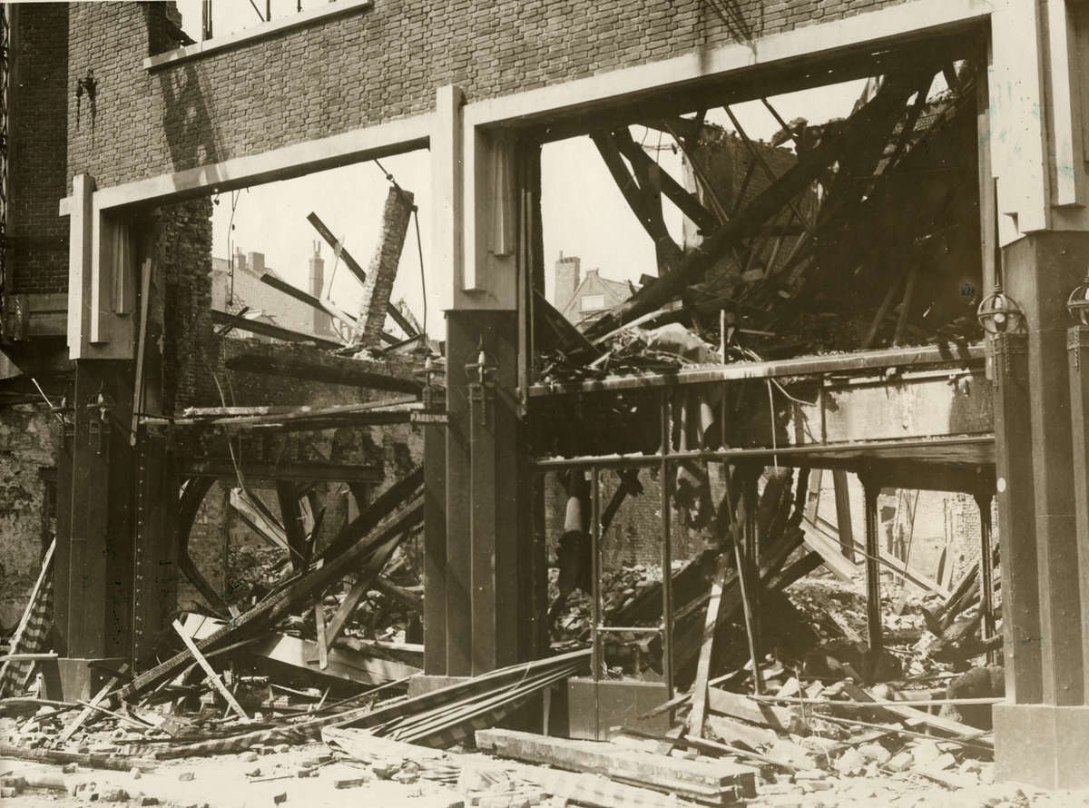Kipstraat fire, 27 April 1929 — Vernielde voorgevel van de toonzaal en etalage van Van Reeuwijk