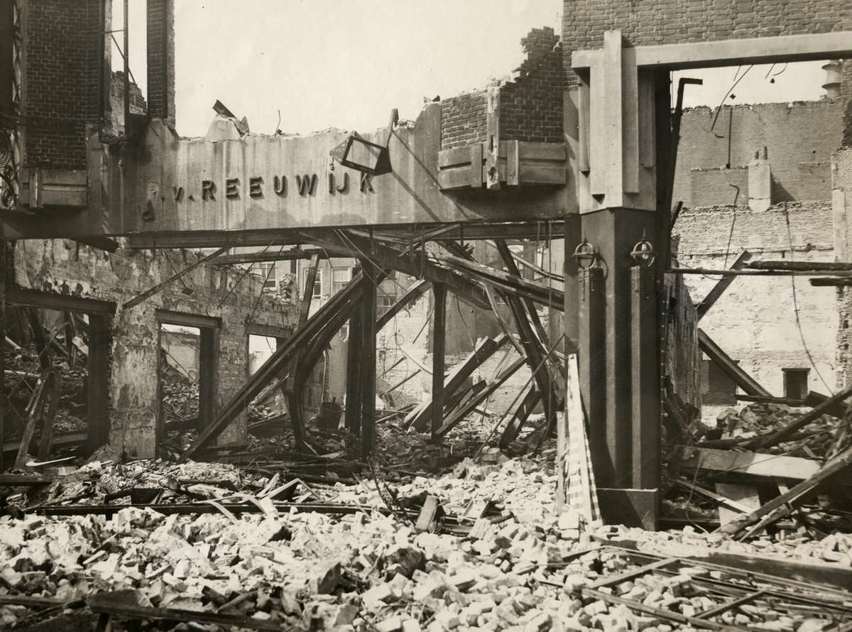 Kipstraat fire, 27 April 1929 — Voorgevel van meubelhandel Van Reeuwijk na de brand