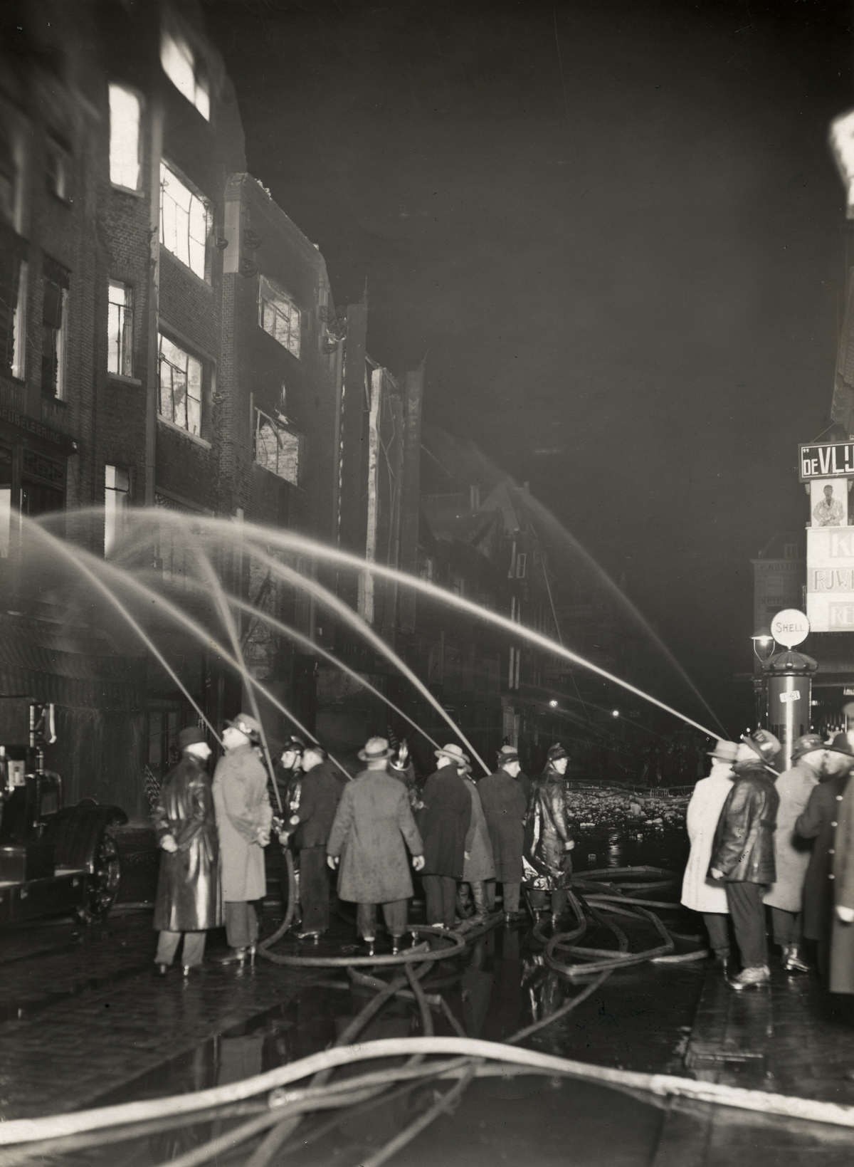 Kipstraat fire, 27 April 1929 — Brand in de meubelzaak van Van Reeuwijk — avond, de brandweer blust
