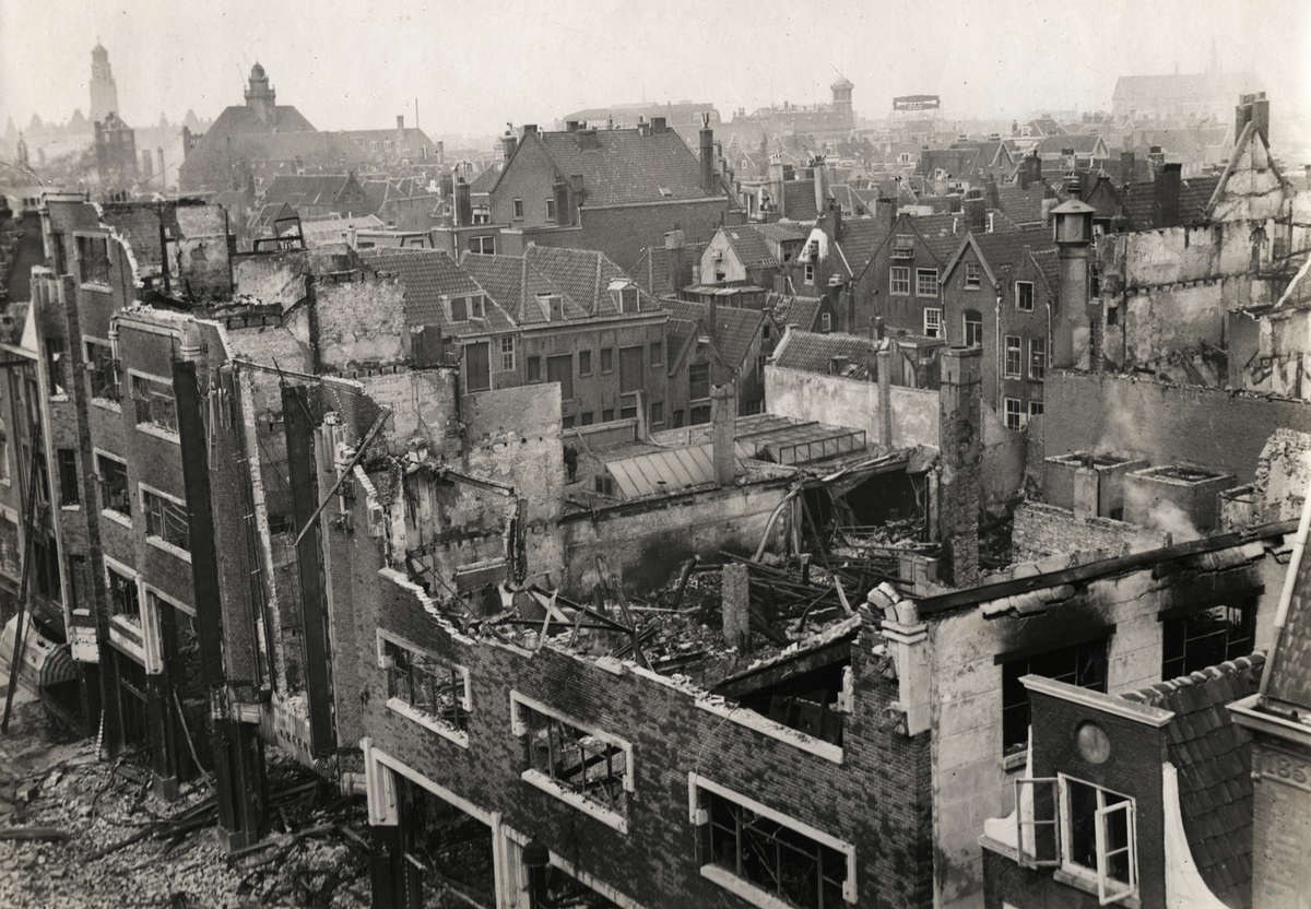 Kipstraat fire, 27 April 1929 — Brand in meubelzaak Van Reeuwijk — aerial view