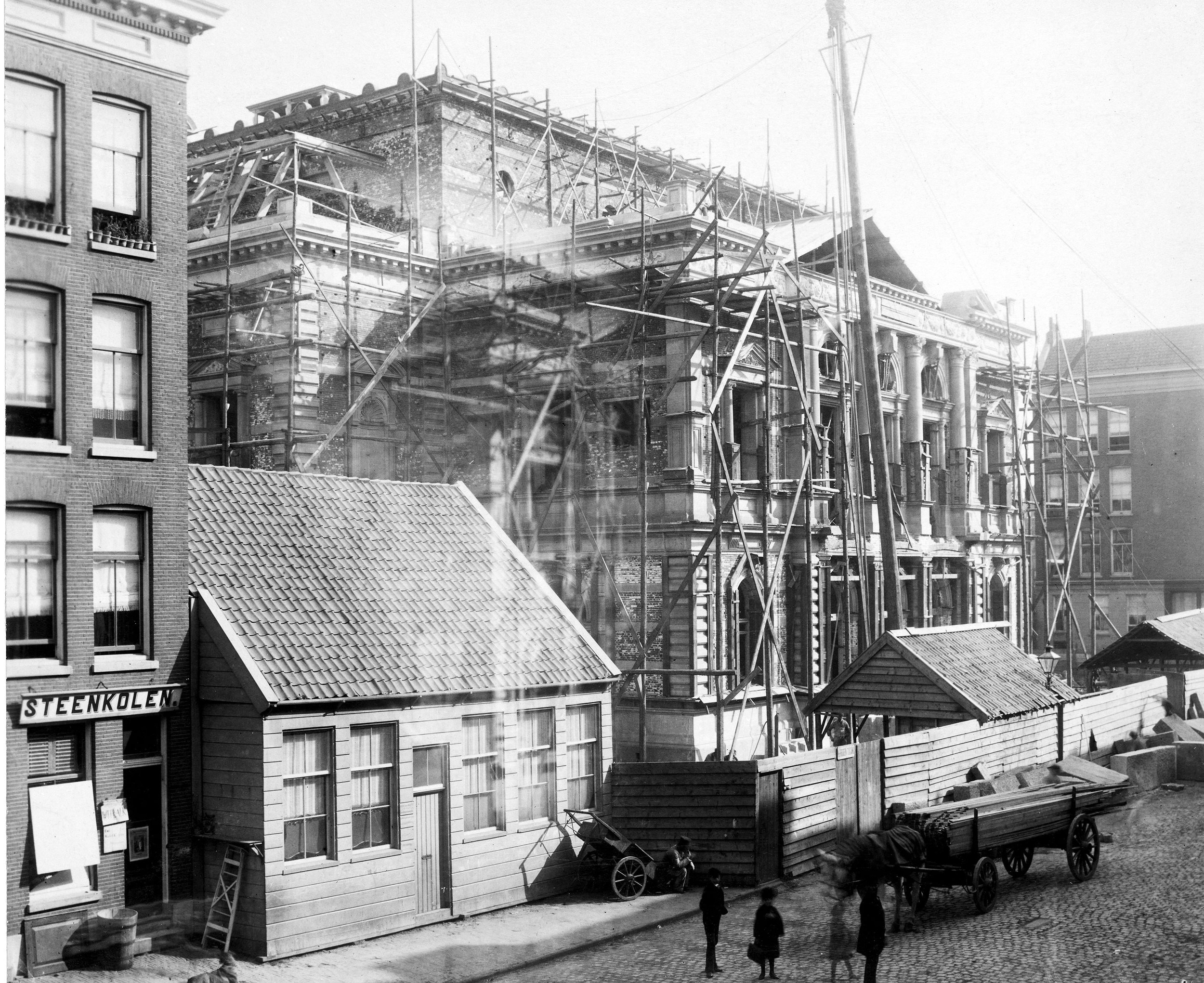 Bouw van de Groote Schouwburg aan de Aert van Nesstraat, Rotterdam - construction photo 1885 (CC0)